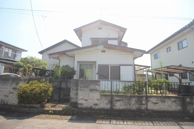 小山市羽川の外観|温かみのある木造2階建て♪前面は塀付きで、外からの視線も気になりにくい落ち着いた住まいです。