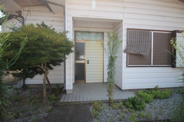 小山市羽川の玄関|シンプルな玄関アプローチ♪庇付きで雨の日の出入りも安心。植栽がさりげなく彩りを添えます。