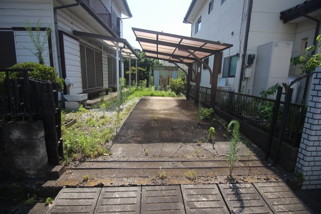 小山市羽川の駐車場|車1台分のゆとりある広さで、通路からの出入りもスムーズです。