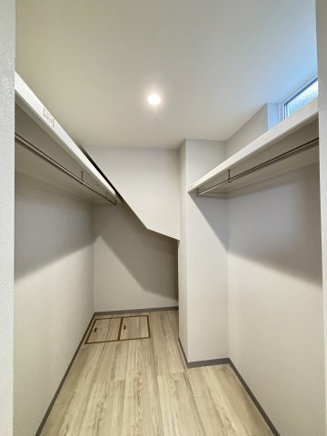 新築戸建　伴東８丁目の収納|ファミリークローク　階段下のスペースを有効活用しています