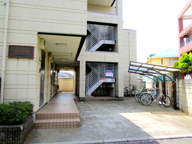 メゾンソレイユの駐車場