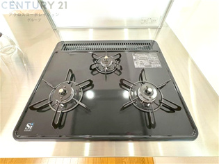 多数の調理器具を同時に使用でき、料理の効率化が可能。省エネで節約になり、様々な料理スタイルに適応できます。また、火力調整が独立しており、手入れや掃除もしやすく、今よりもっとお料理が楽しくなるかも。