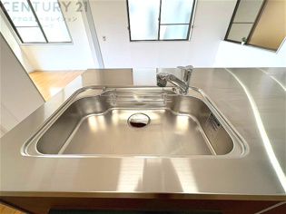 大きなシンクでお鍋などの大きな調理器具を洗う際にも便利です。
