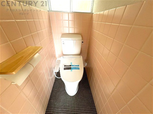 温水洗浄便座付トイレは温水洗浄機能により、暖かい水でおしりを洗浄することができ、冷たい水を使う従来の便座に比べ、温水洗浄機能で暖かいトイレを提供し、快適な使用を可能にします。