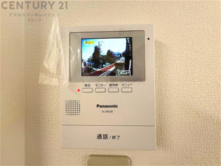 訪問者が来たときにテレビ画面で確認できるため、安心してドアを開けられます。録画機能があるものもあり、留守中に来訪者を記録しておくことができます。利便性が高く、セキュリティ面でも安心です