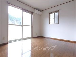 三入コーポの居間・リビング|エアコン付きの角部屋です！