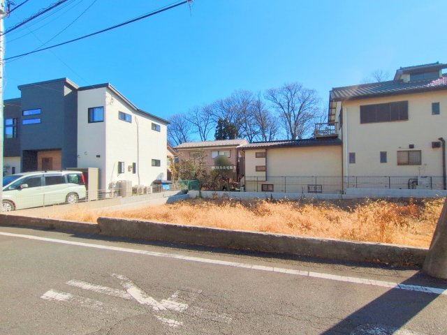 入間郡三芳町大字藤久保の売地の外観|スーパー、ドラッグストア、百均など生活に密着したお店が揃ったアクロスプラザが徒歩圏内で生活しやすい立地です。