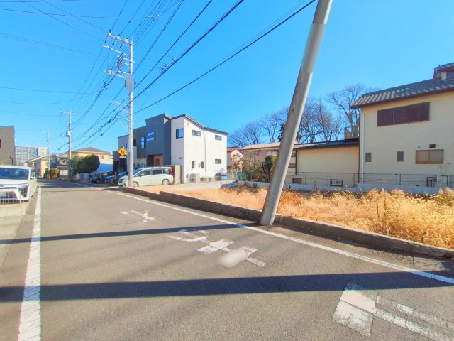 入間郡三芳町大字藤久保の売地の前面道路含む現地写真|周辺は低層住宅が建ち並ぶ落ち着いた住環境です。