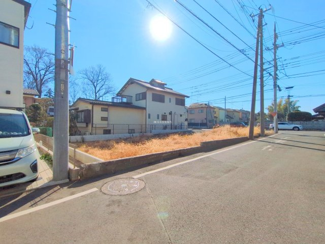 入間郡三芳町大字藤久保の売地の前面道路含む現地写真|約5.0mの前面道路。
間口が広く開放的な立地です。