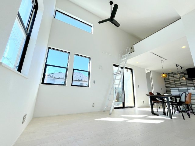 あきる野市小川東2　中古戸建の居間・リビング|吹き抜けで開放感のあるLDKです！