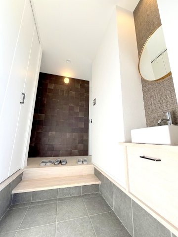 あきる野市小川東2　中古戸建の玄関