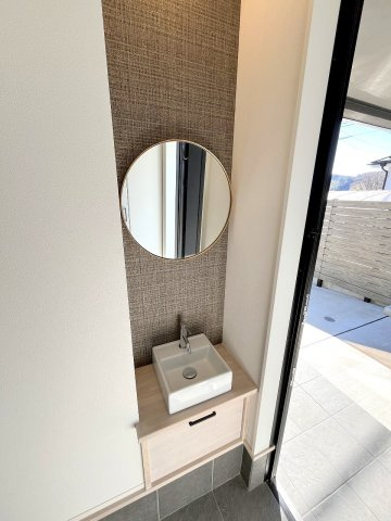 あきる野市小川東2　中古戸建の玄関