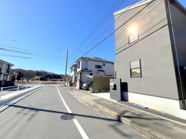 あきる野市小川東2　中古戸建の前面道路含む現地写真