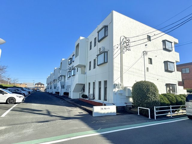 売中古マンション　篠ケ瀬ハイム２階の外観|敷地内の間口が広く車も入りやすいエントランスです。