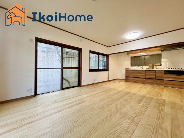 神戸市西区今寺　中古戸建のキッチン|【ホームページに現地動画掲載中】●年中無休：当日予約可●広々のLDK！吊戸棚付き収納付きです。