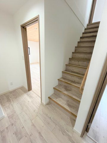 【その他】 | 仲介手数料無料！高千帆小学校に通えるリフォーム済み中古住宅　山陽小野田市高千帆２丁目 | 階段です