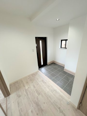 【玄関】 | 仲介手数料無料！高千帆小学校に通えるリフォーム済み中古住宅　山陽小野田市高千帆２丁目 | 収納もある玄関です