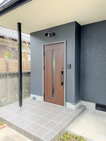 【エントランス】 | 仲介手数料無料！高千帆小学校に通えるリフォーム済み中古住宅　山陽小野田市高千帆２丁目 | 新品玄関ドア