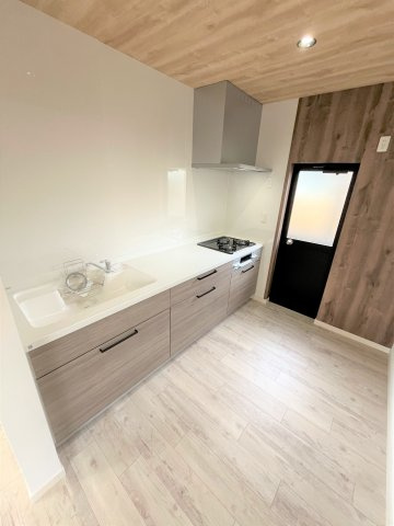 【キッチン】 | 仲介手数料無料！高千帆小学校に通えるリフォーム済み中古住宅　山陽小野田市高千帆２丁目 | 使い勝手の良いシステムキッチンで楽しくクッキング♪