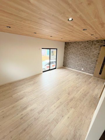 【居間・リビング】 | 仲介手数料無料！高千帆小学校に通えるリフォーム済み中古住宅　山陽小野田市高千帆２丁目 | ゆったりとしたリビングは家族の団らんがはずみますね♪