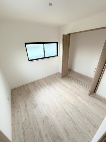 【洋室】 | 仲介手数料無料！高千帆小学校に通えるリフォーム済み中古住宅　山陽小野田市高千帆２丁目 | ゆったりした洋室です