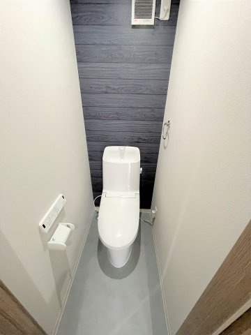 【トイレ】 | 仲介手数料無料！高千帆小学校に通えるリフォーム済み中古住宅　山陽小野田市高千帆２丁目 | 落ち着いたトイレです