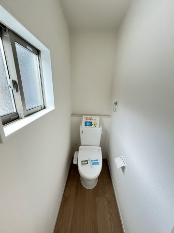 【トイレ】 | 糟屋郡志免町王子4丁目4期　4号棟（全4棟）【仲介手数料無料・0円】 | 現地写真。1階のトイレです。