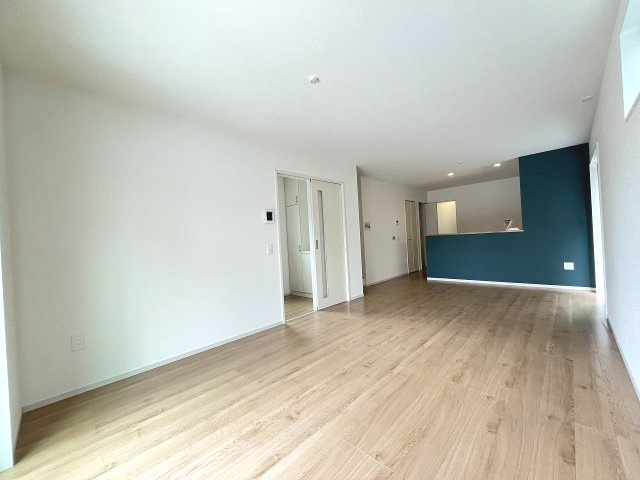 【居間・リビング】 | 糟屋郡志免町王子4丁目4期　4号棟（全4棟）【仲介手数料無料・0円】 | 現地写真。リビングです。