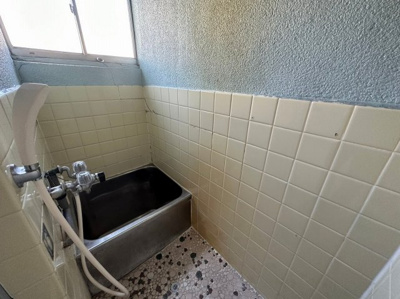 【浴室】 | 一戸建　山科区大塚南溝町 | 窓があり換気がしやすいです