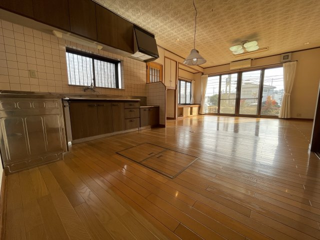 【居間・リビング】 | 上山口　中古戸建 | 南向きの広いリビングは、陽当りがよく、昼間の照明は必要ありません。
大勢のお客様を呼んで、ホームパーティも余裕です。