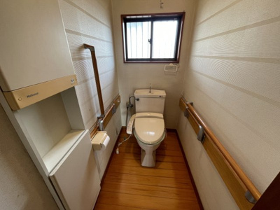 【トイレ】 | 上山口　中古戸建 | 手すり付きトイレ。シニアには必須のアイテム。