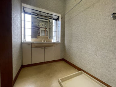 【独立洗面台】 | 上山口　中古戸建 | 鏡の横に明かり取りの小窓があります。いつも以上に美しいあなたに見えます！