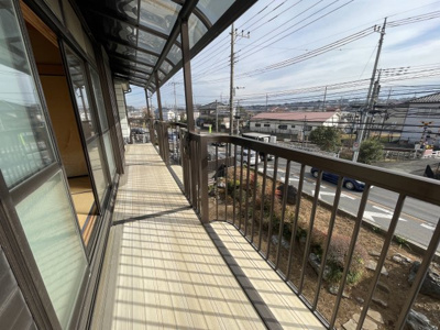 【バルコニー】 | 上山口　中古戸建 | 2部屋から出ることができる動線のよいベランダ