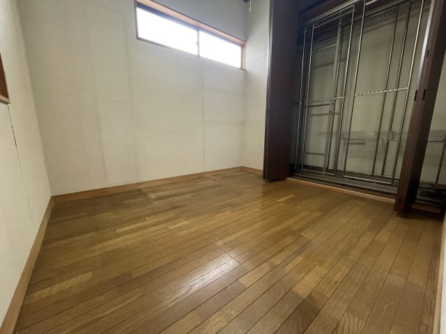 【収納】 | 上山口　中古戸建 | 納戸です。収納部分には回転式の洋服掛けが設置してあります。この部屋をウォーキングクローゼットとしてお使いください！