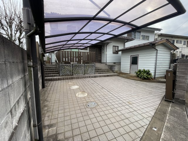 【駐車場】 | 上山口　中古戸建 | 2台駐車可能なカースペースで、車庫入れも楽々♪