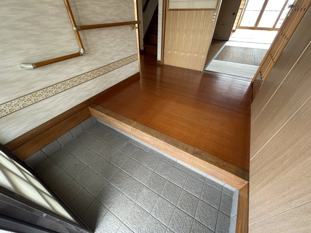 【玄関】 | 上山口　中古戸建 | 広い玄関に余裕を感じます。手すりが設置してあるのがうれしいね。