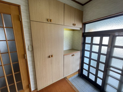 【玄関】 | 上山口　中古戸建 | 靴が多い方には、超おすすめのシューズボックス。