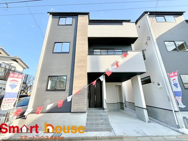 相模原市緑区西橋本　新築２棟の外観|外壁が周囲の街並みと青空に生えるお洒落な仕上がり！周囲には高い建物のないエリア。青い空が大きく感じますね。