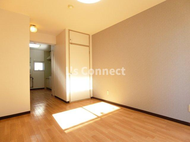 【居間・リビング】 | メゾンド木町 | アクセントクロス使用の洋室です。