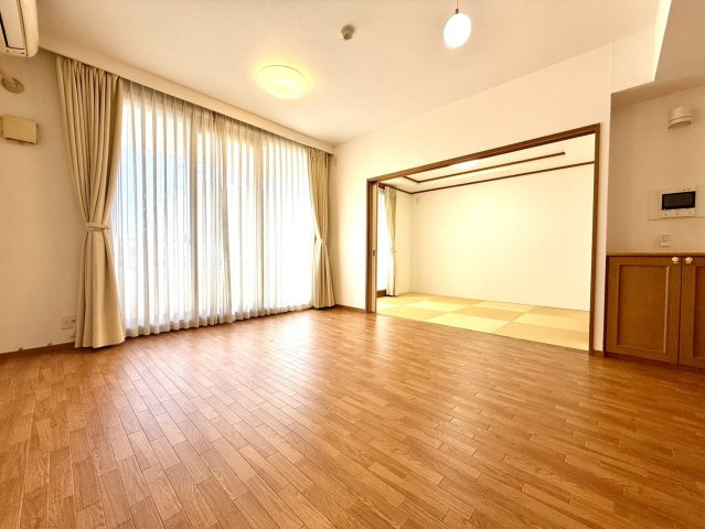 ユニーブル岩崎台スクエアの居間・リビング|LD約12.1帖