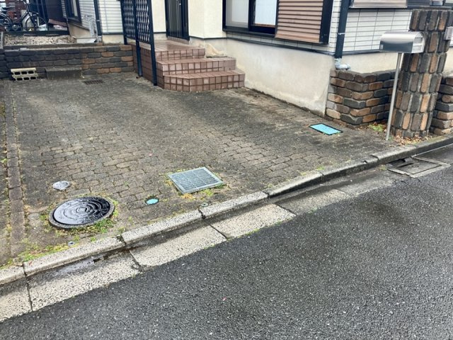 並木戸建の駐車場