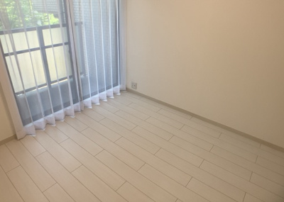 【洋室】 | エステ・ヴィラ森の里　1号棟 | 洋室のメリットは重い家具が置きやすく、身の回りが整理しやすいことです。 床がフローリングのため畳とは異なり凹みにくいです。 クローゼットなど収納が豊富で、普段使わない旅行カバンや服の整頓も簡単にです。