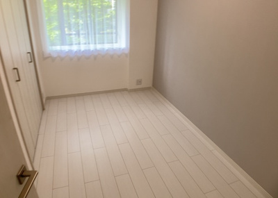 【寝室】 | エステ・ヴィラ森の里　1号棟 | 寝室でゆっくりと過ごすためにはベッド周りの適度な空間を担保することや窓の位置、照明の明るさ、寝室の広さなどを考える必要があります。自身や家族の構成とライフスタイルに併せて寝室にする部屋を選びましょう！