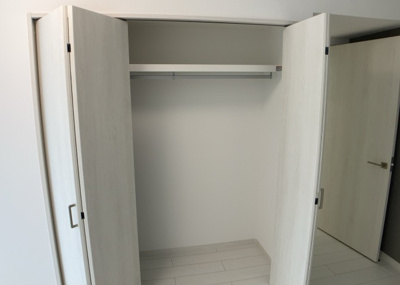【収納】 | エステ・ヴィラ森の里　1号棟 | デザイン性を重視しすぎて収納が少なかった！なんてことにならないため、事前に現地で収納の数を確認しておくことをお勧めします。クローゼット以外にも床下収納や屋根裏収納、パントリーなどもチェックしましょう。
