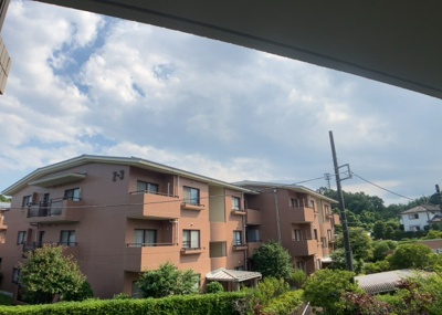 【展望】 | エステ・ヴィラ森の里　1号棟 | 眺望の良さを楽しめるダイニングキッチンで家族団らんの時間を過ごしてはいかがでしょうか。バルコニーから見える景色を家族で眺める時間は、時間が経つのを忘れてしまいそうですね。是非、現地を見に行きましょう！