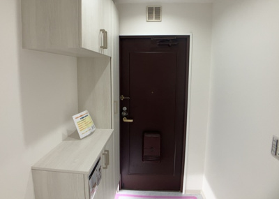 【玄関】 | エステ・ヴィラ森の里　1号棟 | 玄関は家の顔でもあり、家族以外の目にも止まる場所です。玄関は外との間を仕切る扉、靴などをしまっておく収納スペース、靴脱ぎのたたきスペース、来客とのやり取りをするドアホンなど複数のアイテムからなります。