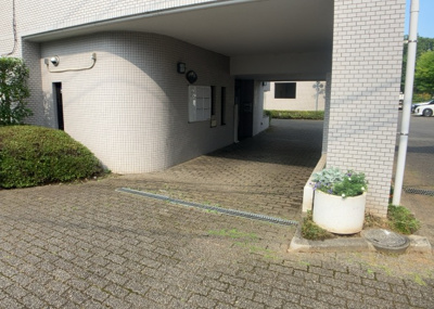 【エントランス】 | エステ・ヴィラ森の里　1号棟 | マンションのエントランスには、もともと風よけや防犯の役割がありますが、マンションによって宅配ボックスなどの設備が備わっている所もあります。日々の生活をイメージしながら生活しやすさをチェックしましょう。