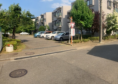 【現況写真】 | エステ・ヴィラ森の里　1号棟 | 外観はマンション管理がされているかの目安になります。築年数が古いと、壁面は劣化してひび割れが生じることも！建物が古びていても細かいところが修繕されていると、きちんと管理されているなぁと感じるでしょう。