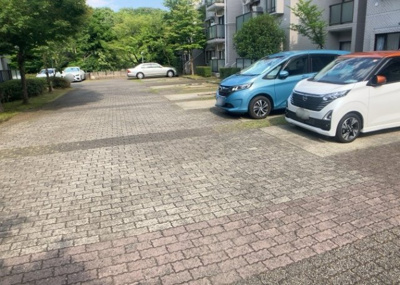 【駐車場】 | エステ・ヴィラ森の里　1号棟 | 車一台あたりに必要なスペースは、標準サイズの普通自動車で横幅2m50cm、長さ5mは必要になります。ただし、乗降のことも考慮して横幅3m30cm、長さ5m50cmほどは確保できるところを選びましょう。