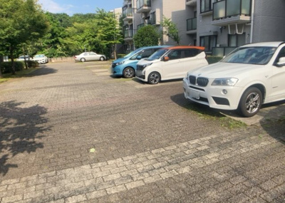 【駐車場】 | エステ・ヴィラ森の里　1号棟 | 駐車場と明記されていても、最小スペースでつくられた駐車場だと大型車は駐車できなかったり、出入りしにくくなったりする可能性があります。お車のサイズと購入したい物件の駐車場のサイズを現地で確認しましょう。